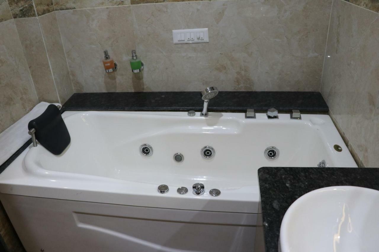 Hotel S.R. Residency à Zirakpur Extérieur photo