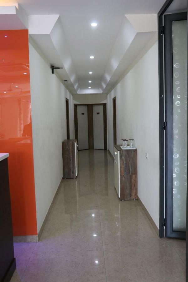 Hotel S.R. Residency à Zirakpur Extérieur photo