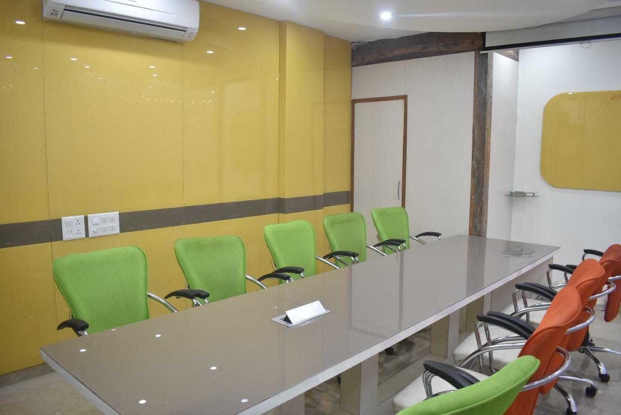 Hotel S.R. Residency à Zirakpur Extérieur photo
