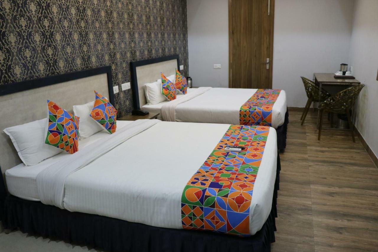 Hotel S.R. Residency à Zirakpur Extérieur photo