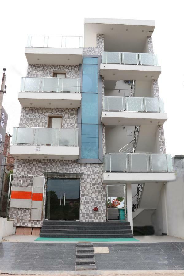 Hotel S.R. Residency à Zirakpur Extérieur photo