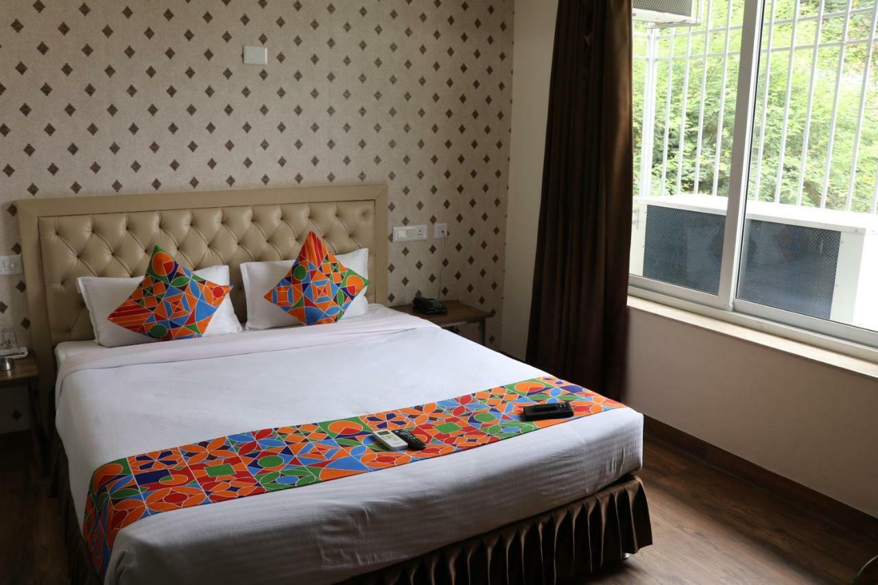 Hotel S.R. Residency à Zirakpur Extérieur photo