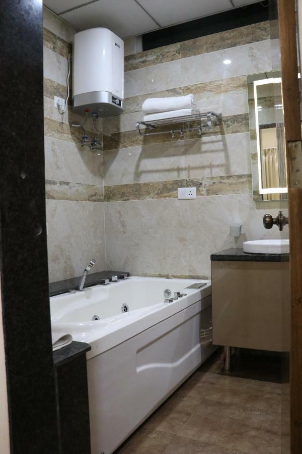 Hotel S.R. Residency à Zirakpur Extérieur photo