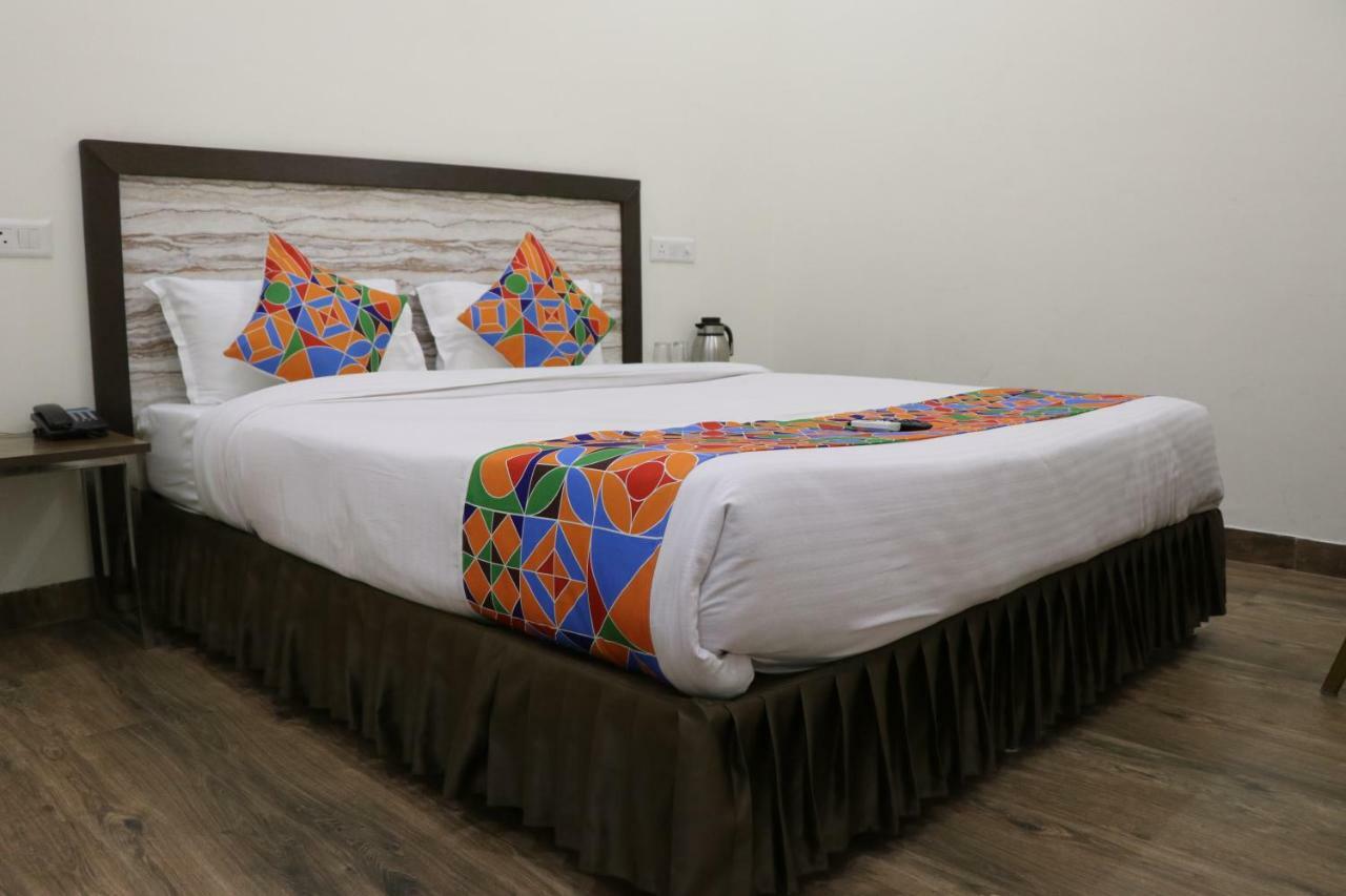 Hotel S.R. Residency à Zirakpur Extérieur photo