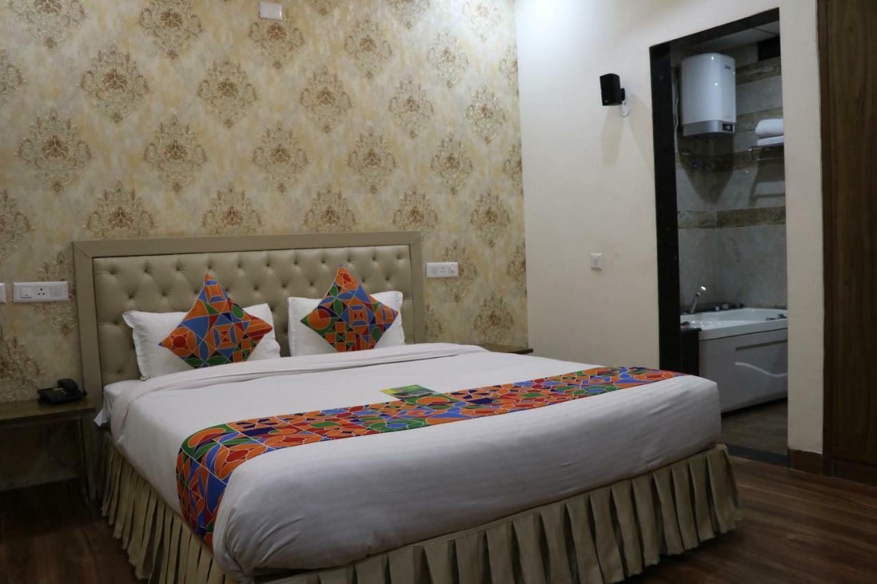 Hotel S.R. Residency à Zirakpur Extérieur photo