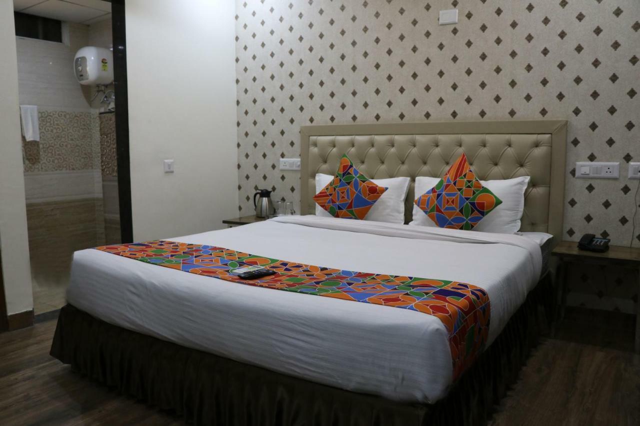 Hotel S.R. Residency à Zirakpur Extérieur photo