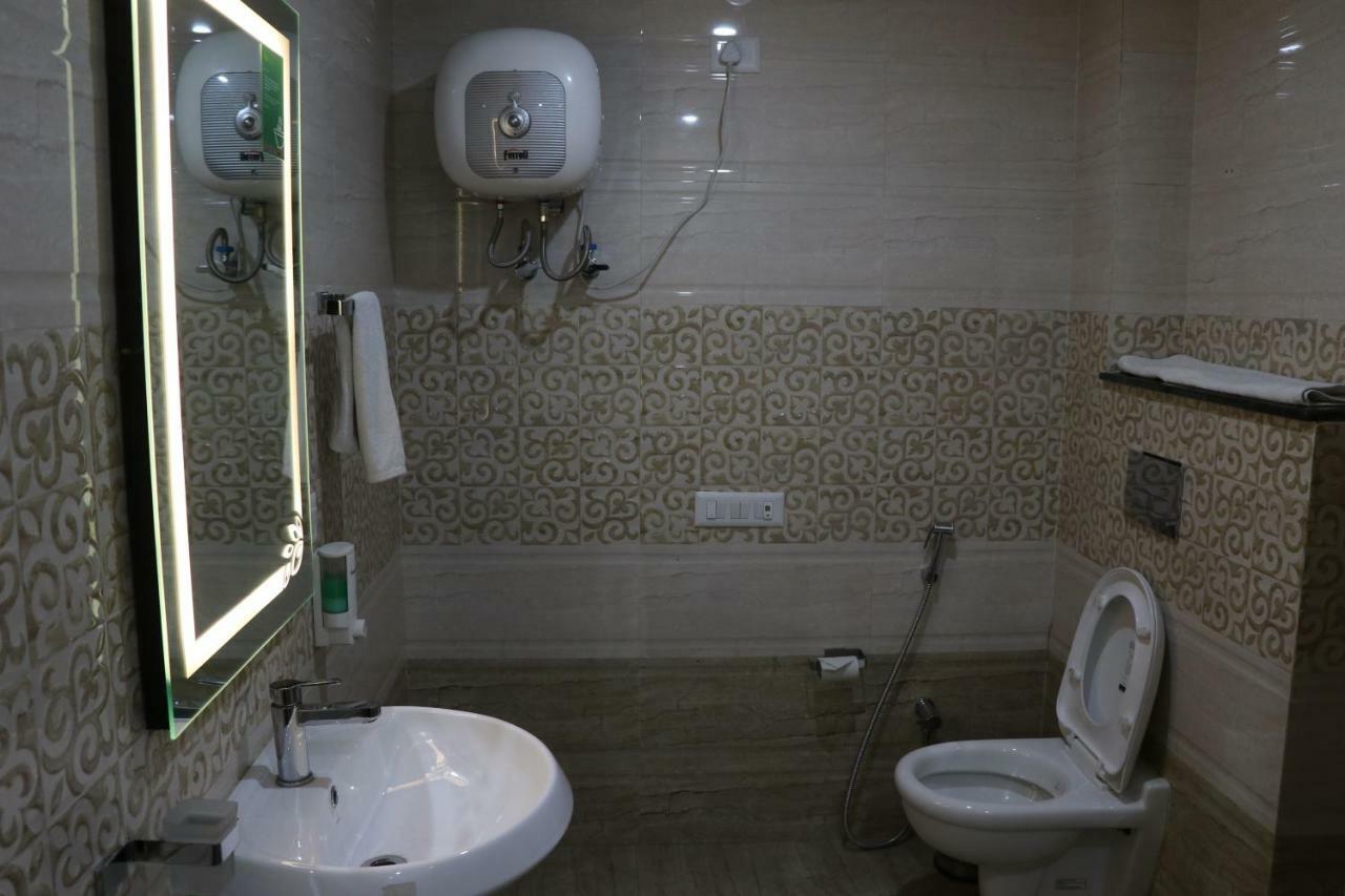 Hotel S.R. Residency à Zirakpur Extérieur photo