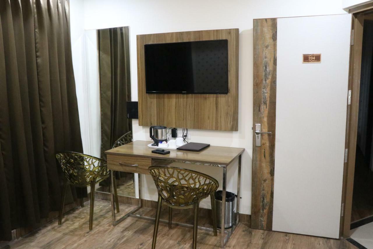 Hotel S.R. Residency à Zirakpur Extérieur photo