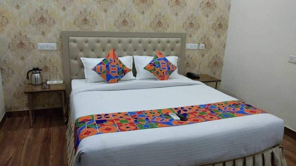 Hotel S.R. Residency à Zirakpur Extérieur photo