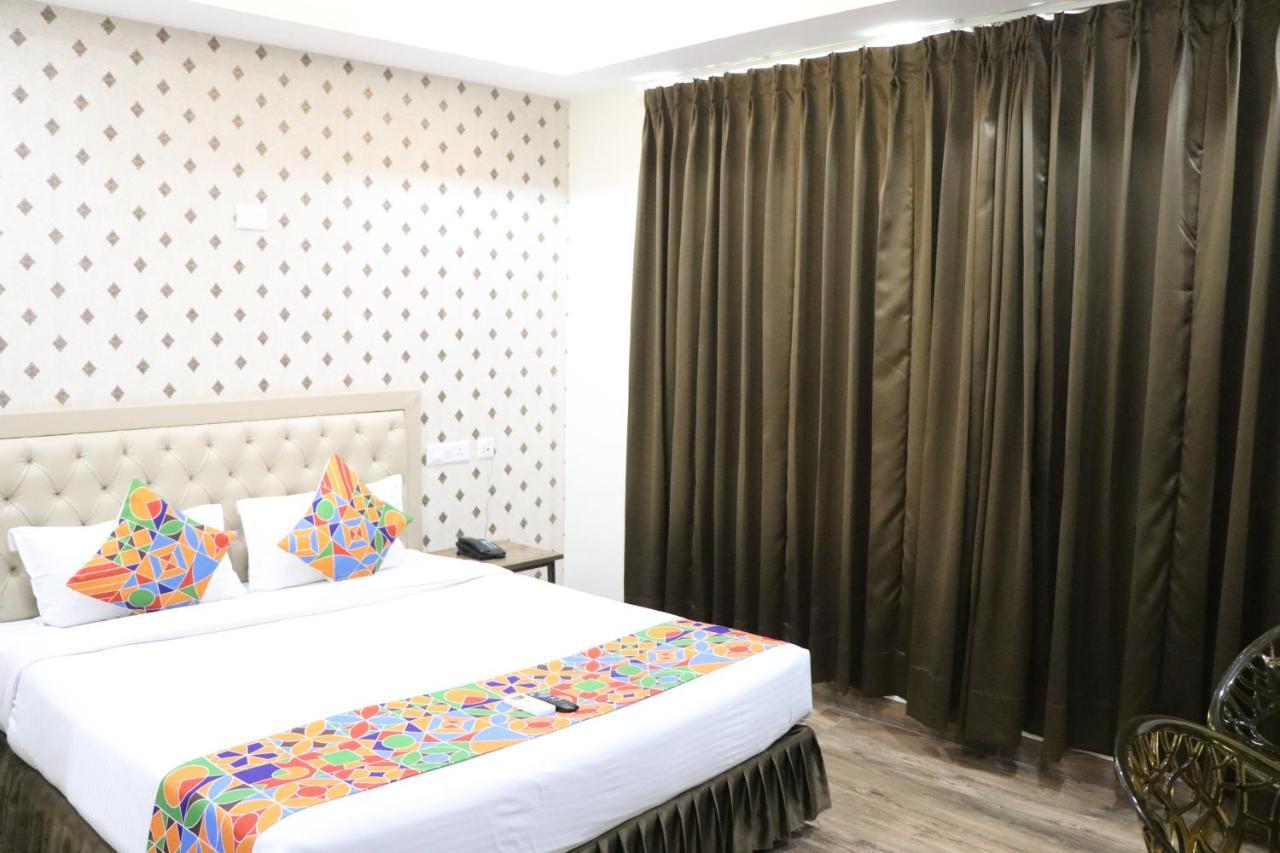 Hotel S.R. Residency à Zirakpur Extérieur photo