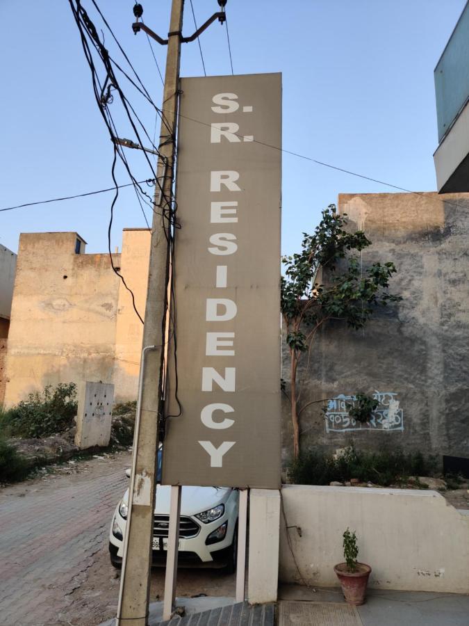 Hotel S.R. Residency à Zirakpur Extérieur photo